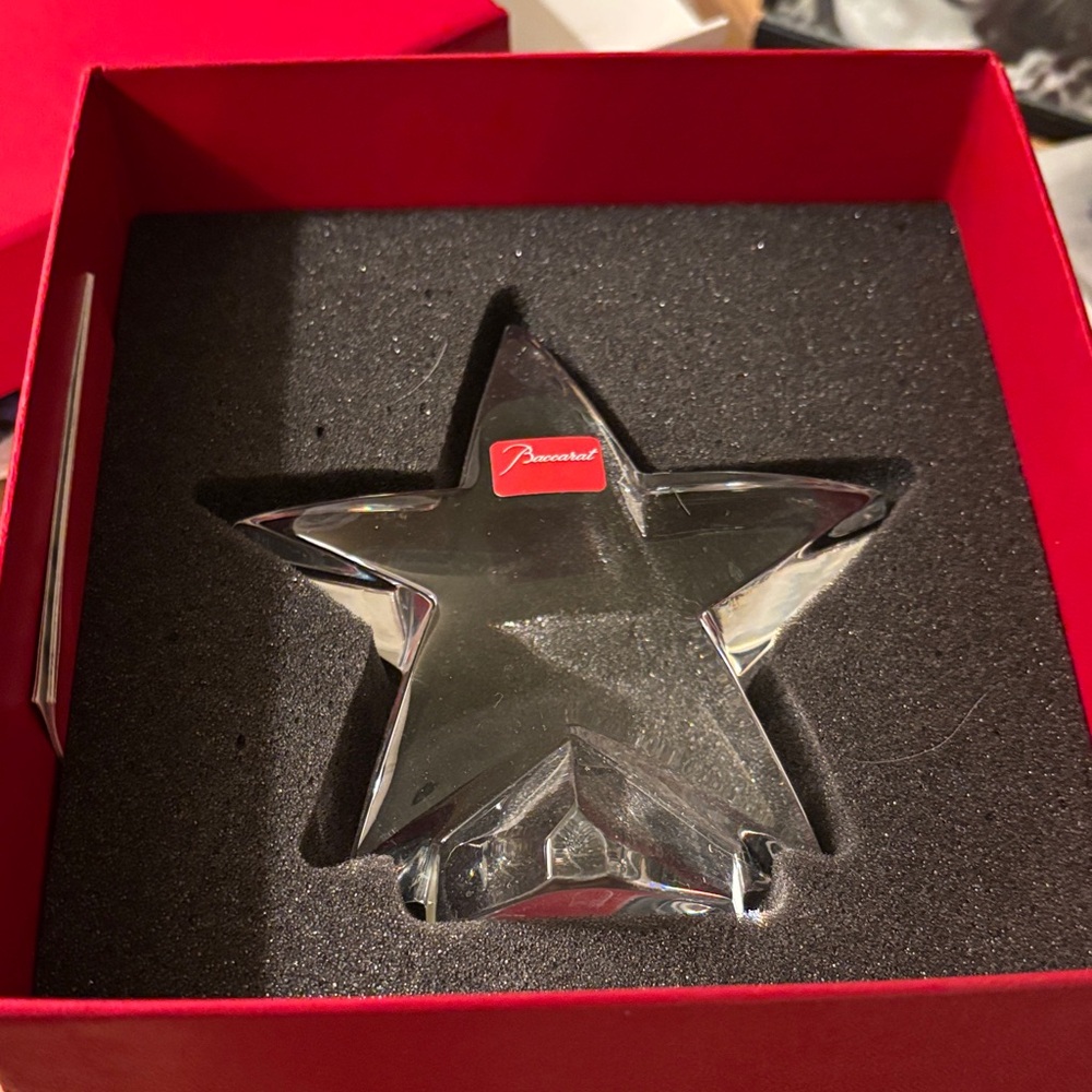 Baccarat Zinzin Star with Signature Red Gift Box - Picture 5 of 8